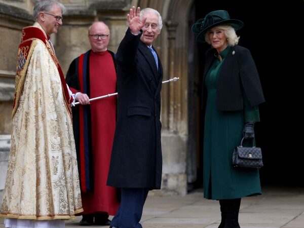 Koning Charles woont de paasmis bij in de kerk, zijn belangrijkste publieke optreden sinds zijn diagnose van kanker